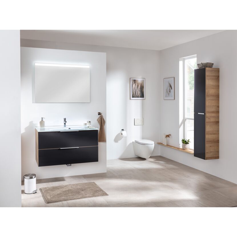 Modernes Badezimmer mit Hängeschrank und Waschbeckenunterschrank