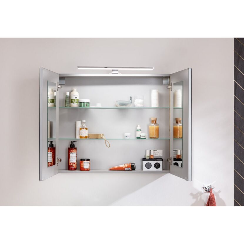 Badezimmerschrank mit Spiegel, offener Tür und Pflegeprodukten