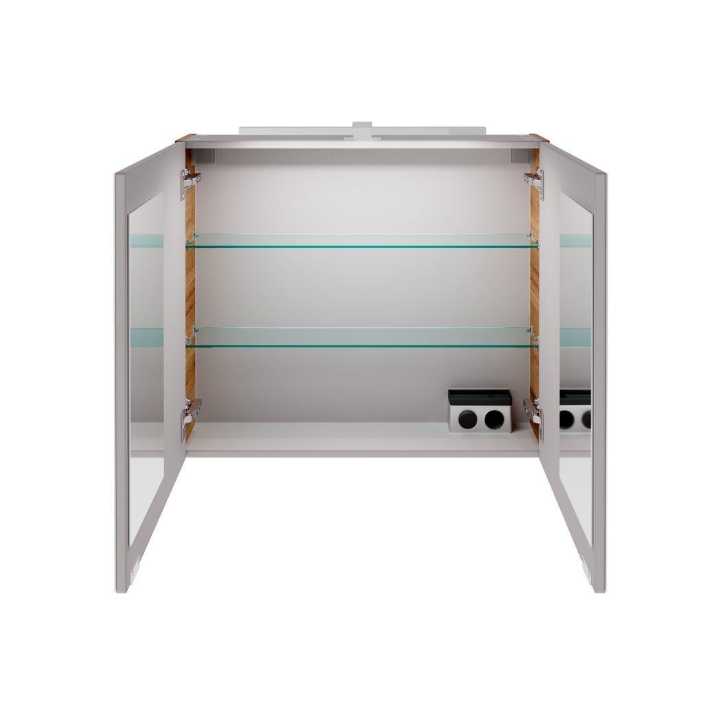 Offener Spiegelschrank mit zwei Glasablagen und Steckdose.