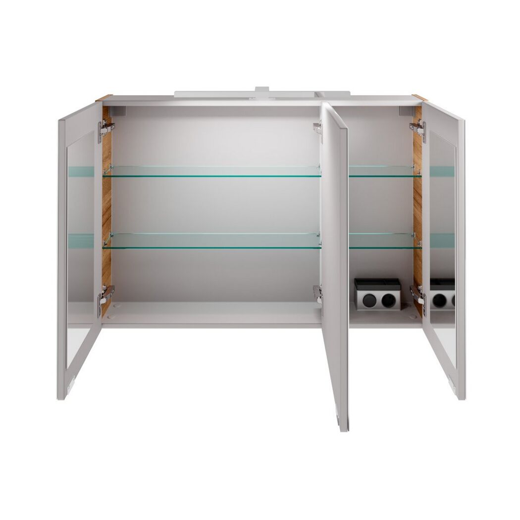 Offener Spiegelschrank mit Holzelementen und Steckdosen.