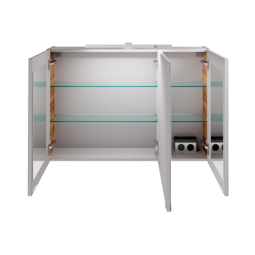 Offener Spiegelschrank mit Holzelementen und Steckdosen.