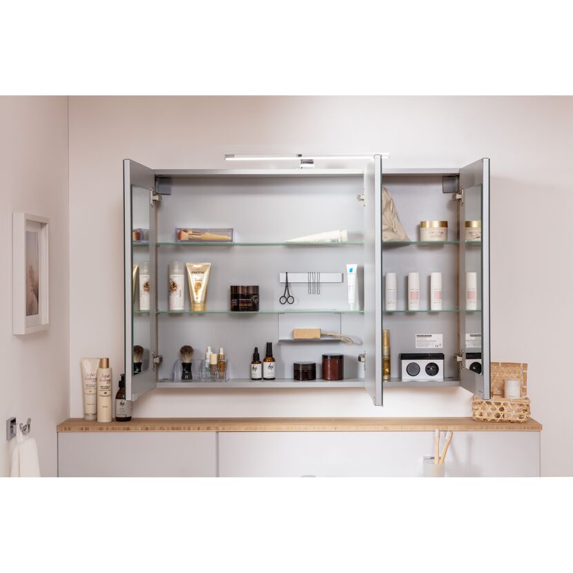 Blick in einen geöffneten Spiegelschrank im Badezimmer