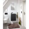 Modernes Badezimmer mit hängendem Waschbecken und Toilette.