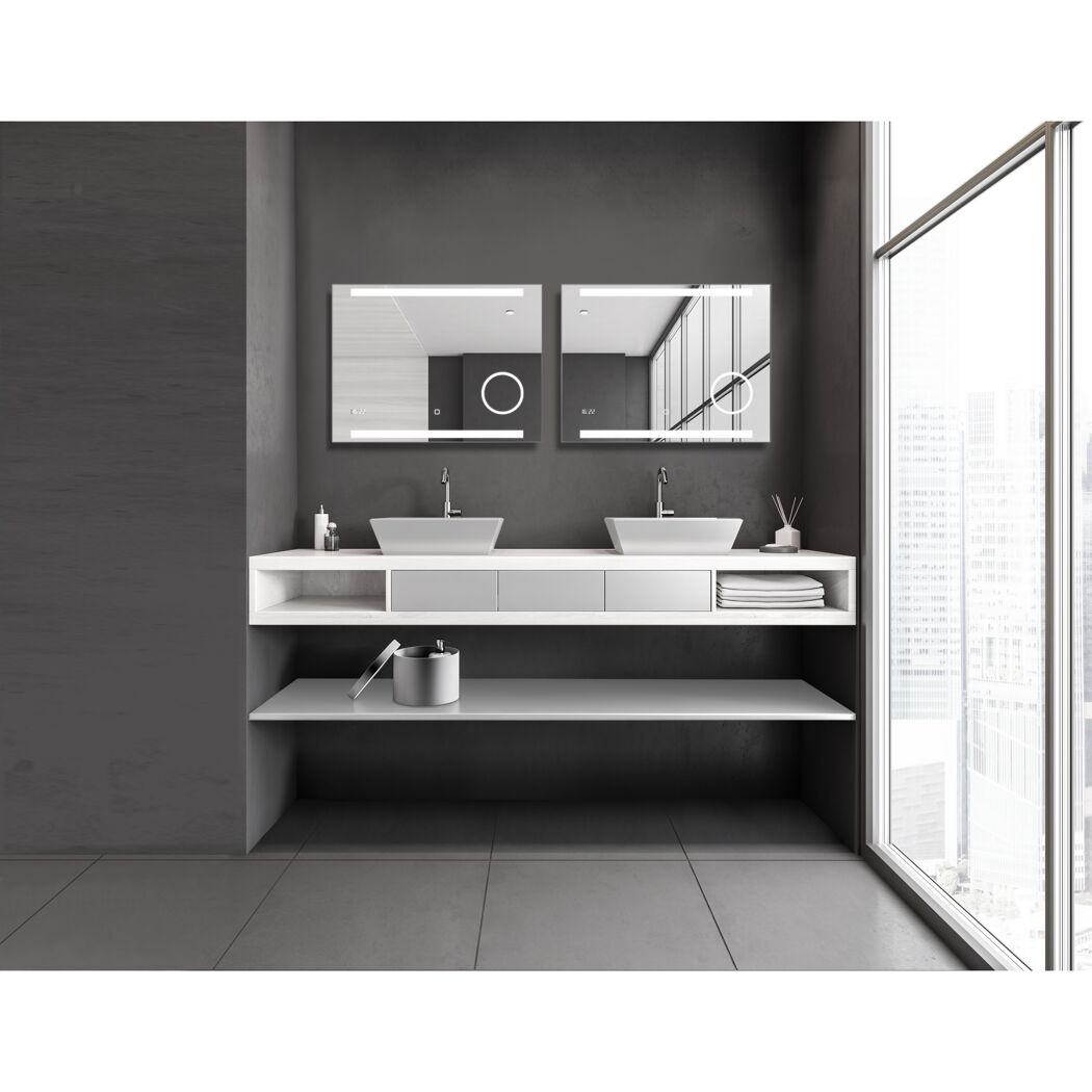 Modernes Badezimmer mit Doppelwaschbecken und LED-Spiegeln.