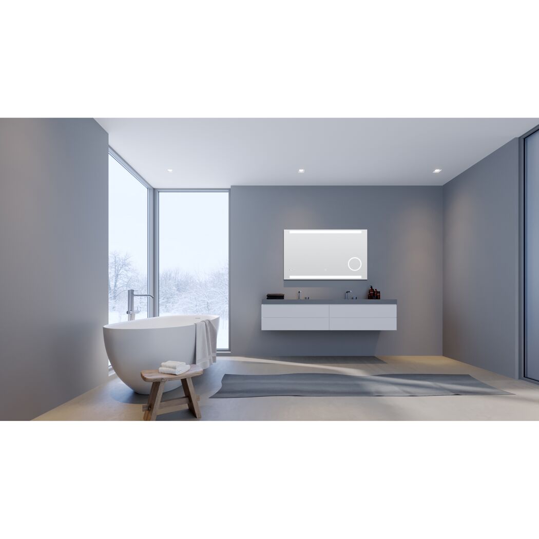 Modernes Badezimmer mit freistehender Badewanne und großem Spiegel.
