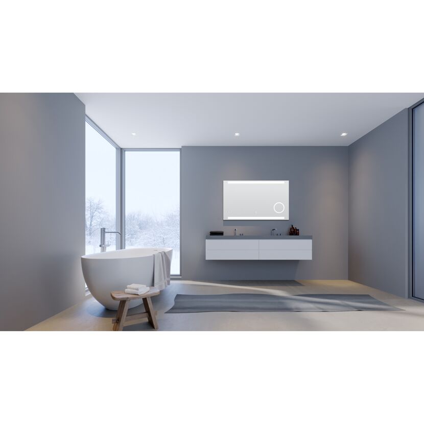 Modernes Badezimmer mit freistehender Badewanne und großem Spiegel.
