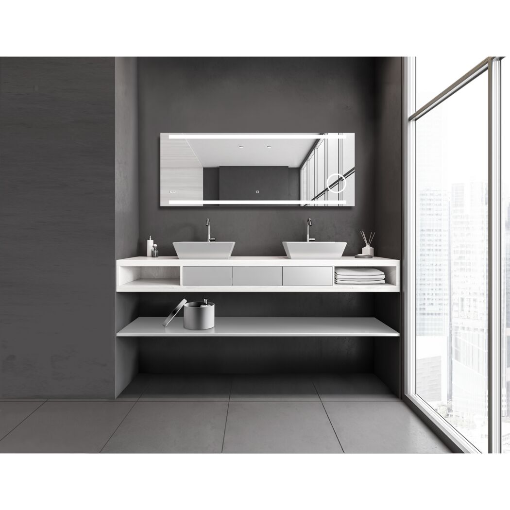 Modernes Badezimmer mit Doppelwaschbecken und LED-Spiegel.