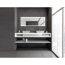 Modernes Badezimmer mit Doppelwaschbecken und LED-Spiegel.