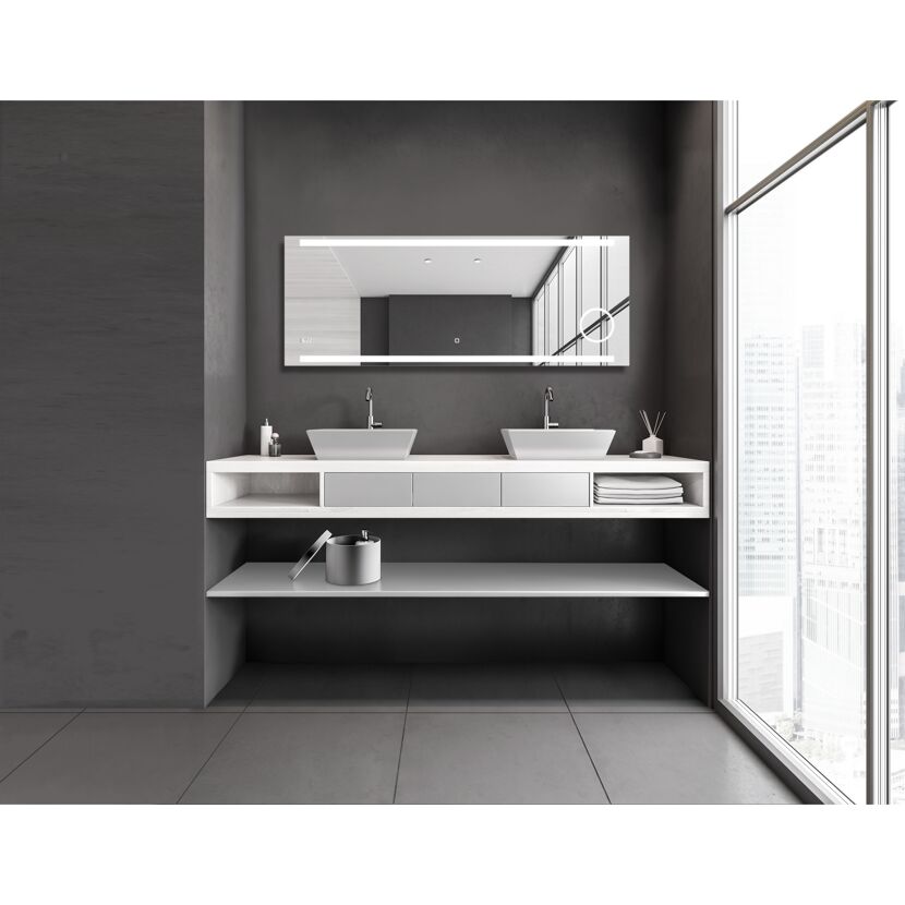Modernes Badezimmer mit Doppelwaschbecken und LED-Spiegel.