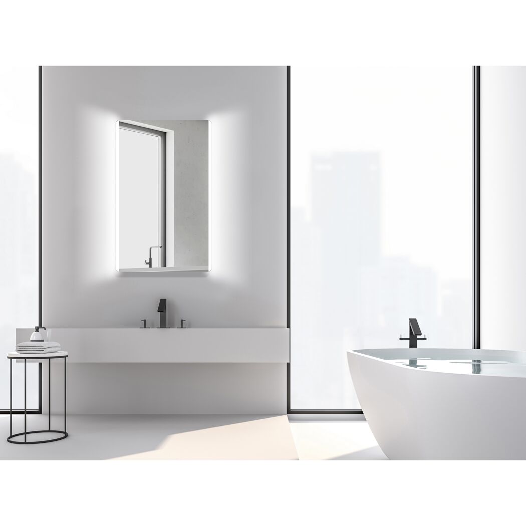 Modernes Badezimmer mit LED-Spiegel, Waschbecken und Badewanne