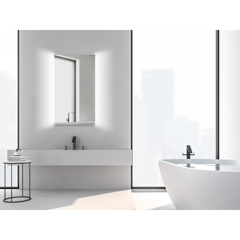 Modernes Badezimmer mit LED-Spiegel, Waschbecken und Badewanne