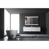 Modernes Badezimmer mit LED-Spiegel, Badewanne und Waschbecken