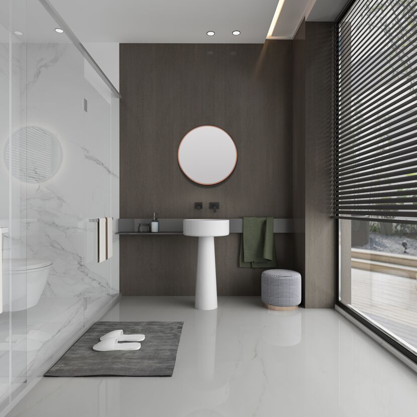 Modernes Badezimmer mit Waschbecken, Spiegel und Dusche.