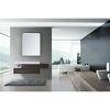 Modernes Badezimmer mit LED-Schrank und Badewanne