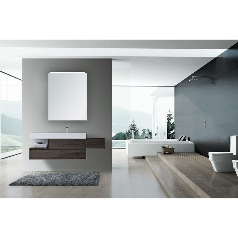 Modernes Badezimmer mit LED-Schrank und Badewanne