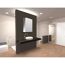 Badezimmer mit Waschbecken und Spiegelschrank