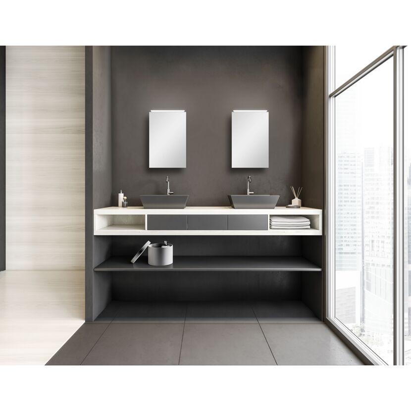 Modernes Badezimmer mit Doppelwaschbecken und Spiegeln