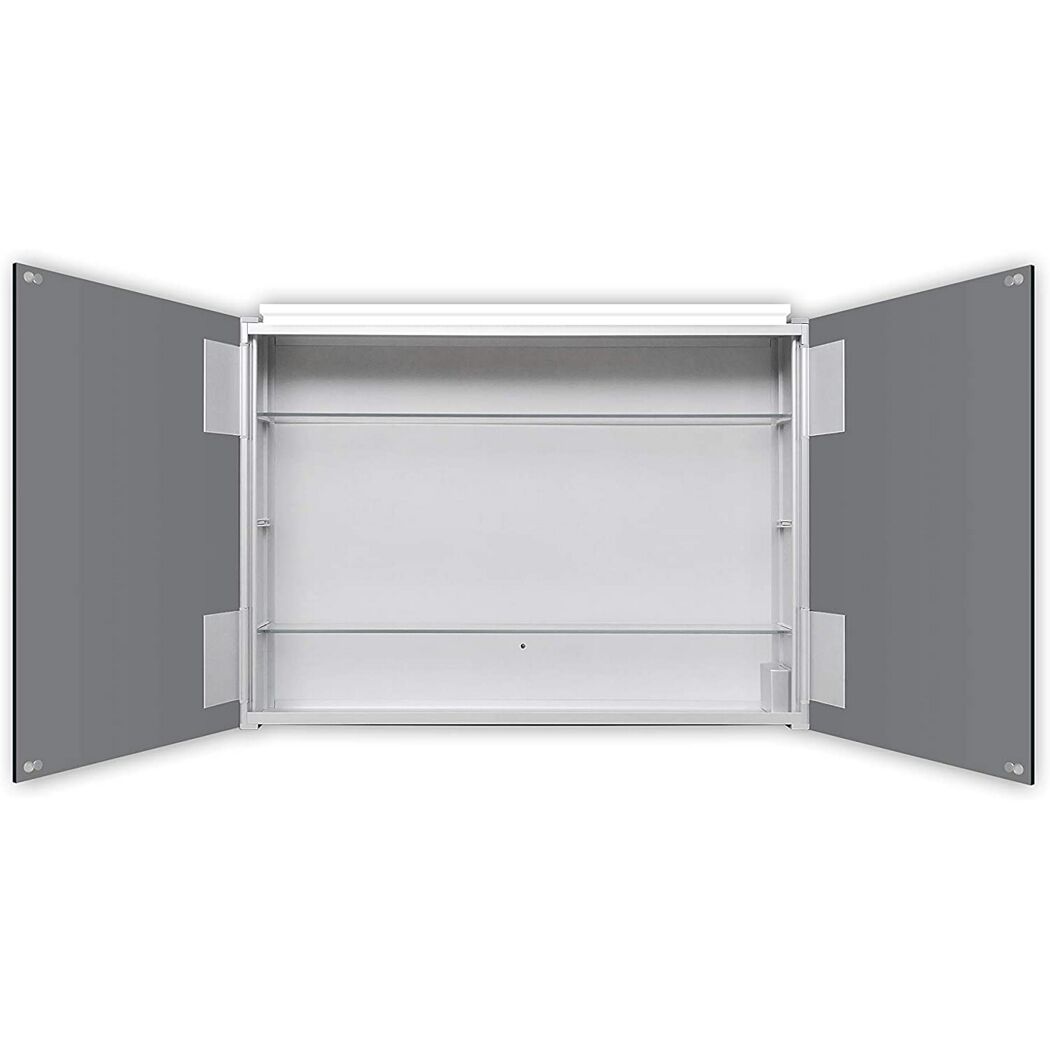Geöffneter Spiegelschrank mit Glasablagen.