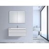 Badezimmer mit weißem Waschbeckenunterschrank und Spiegelschrank