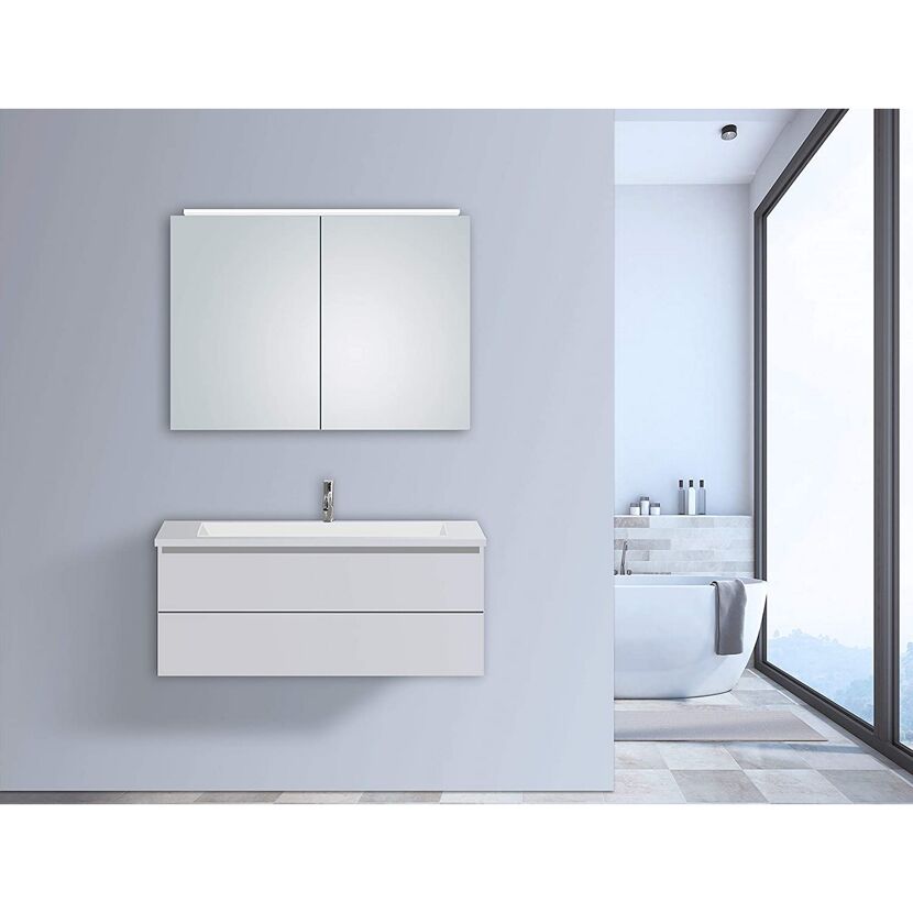 Badezimmer mit weißem Waschbeckenunterschrank und Spiegelschrank