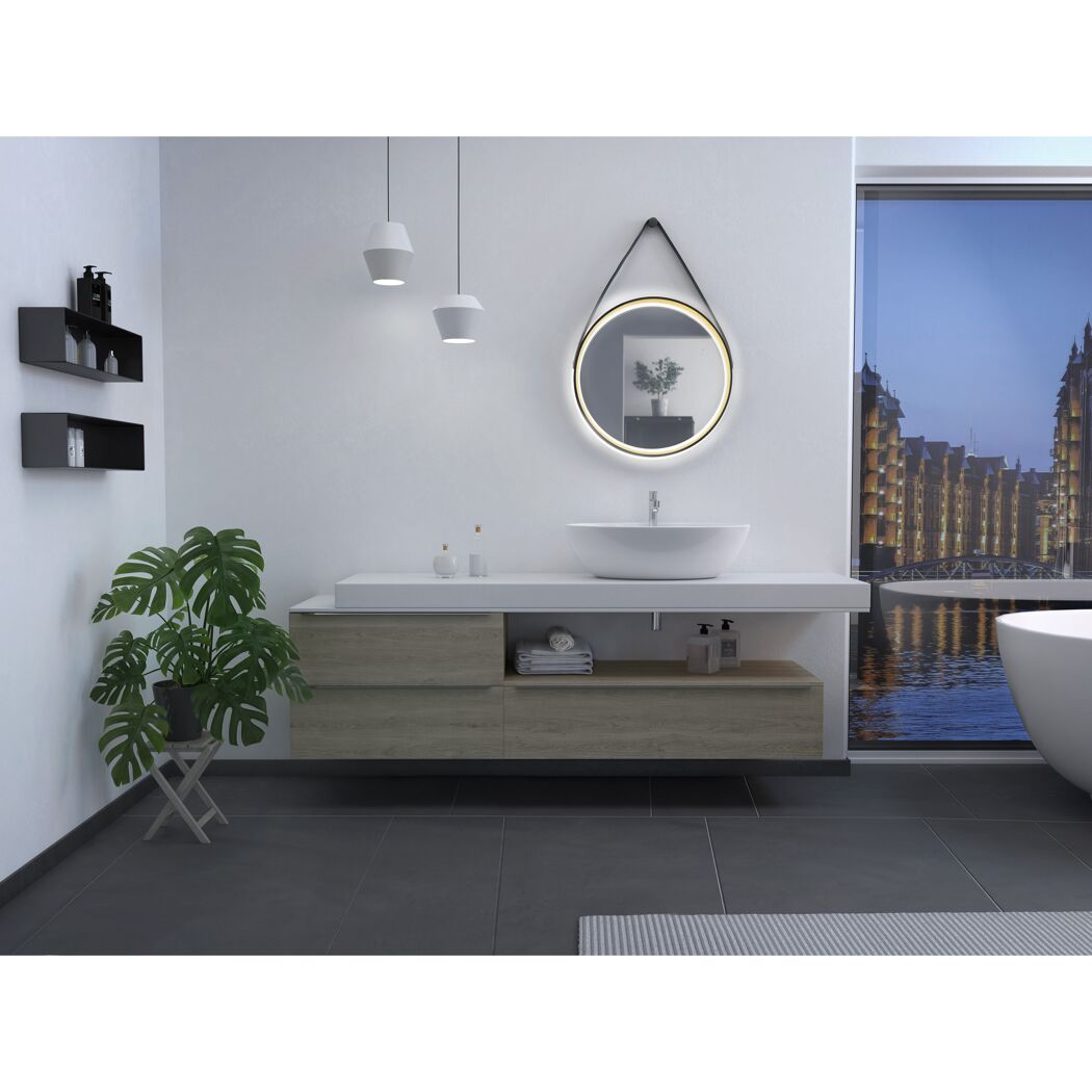 Modernes Badezimmer mit Waschbecken und großem Spiegel