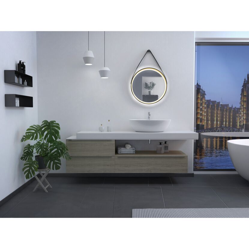 Modernes Badezimmer mit Waschbecken und großem Spiegel