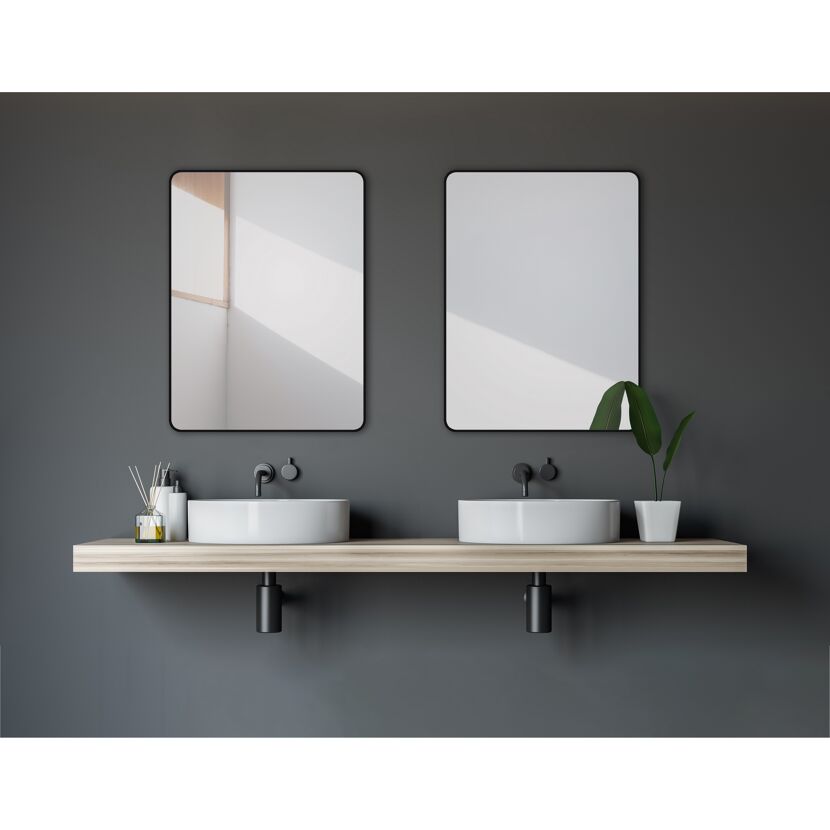 Doppelwaschbecken mit zwei Spiegeln und grauer Wand.