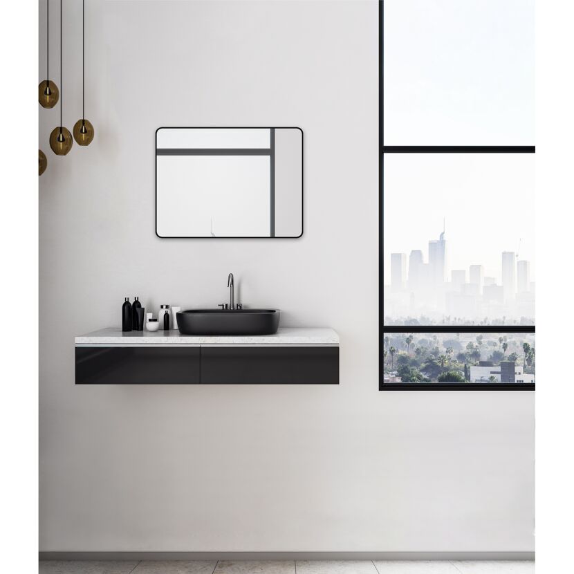 Modernes Badezimmer mit Spiegel, Waschbecken und Blick auf die Stadt