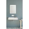 Badezimmer mit rechteckigem Spiegel, Waschbecken und Handtuchhalter