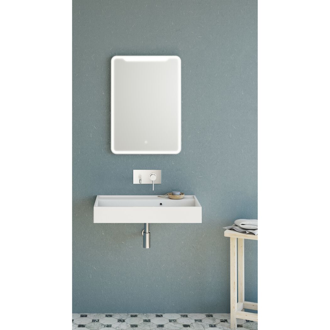 Badezimmer mit rechteckigem Spiegel, Waschbecken und Handtuchhalter