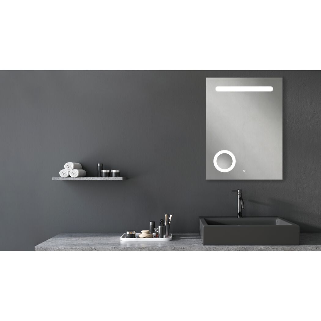 Modernes Badezimmer mit beleuchtetem Spiegel und Waschbecken