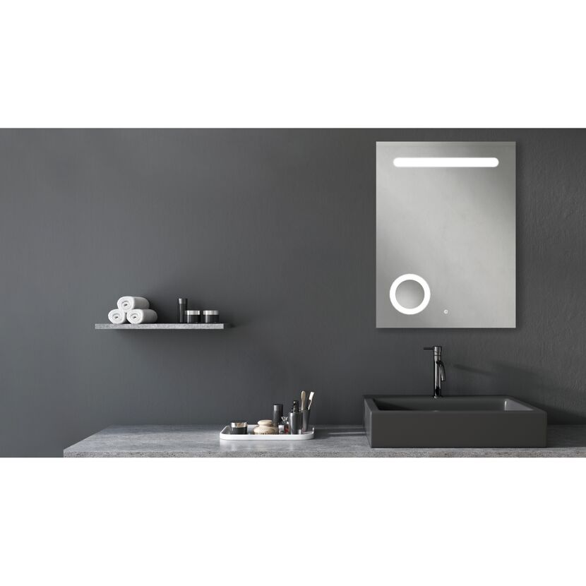 Modernes Badezimmer mit beleuchtetem Spiegel und Waschbecken