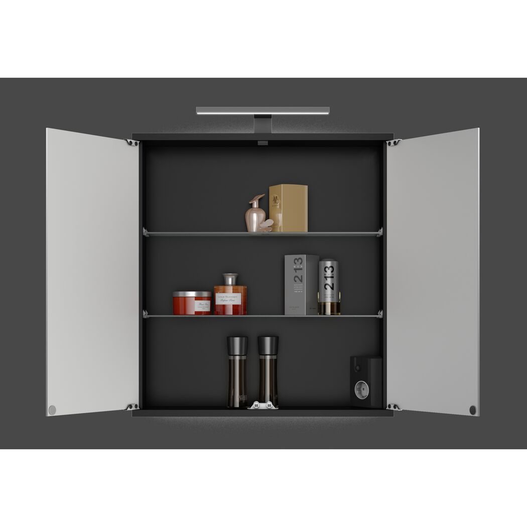 Blick in den geöffneten Spiegelschrank mit Badartikeln