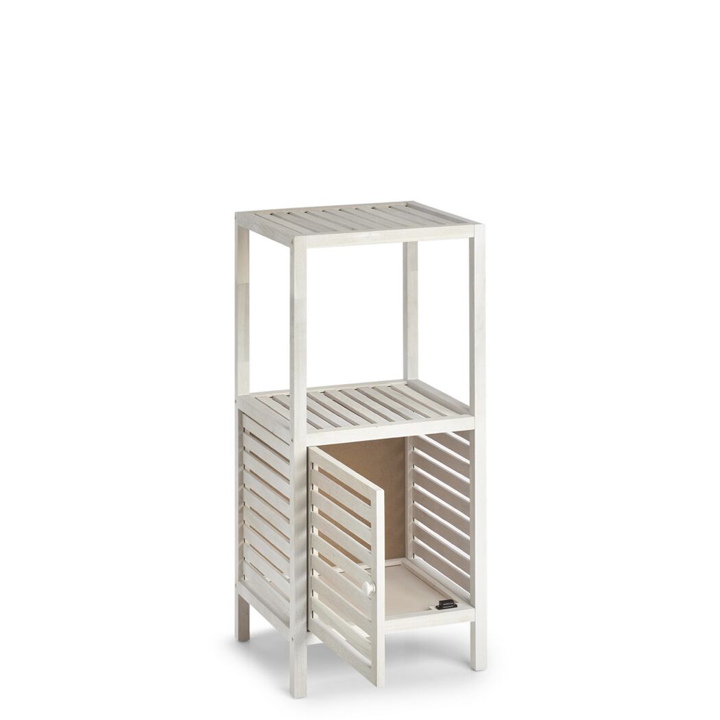 Weißer Holzschrank mit offener Tür.