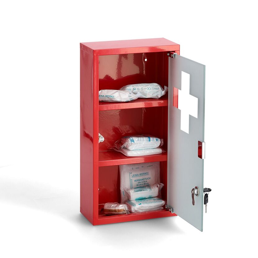 Roter Medizinschrank mit Verbandmaterial