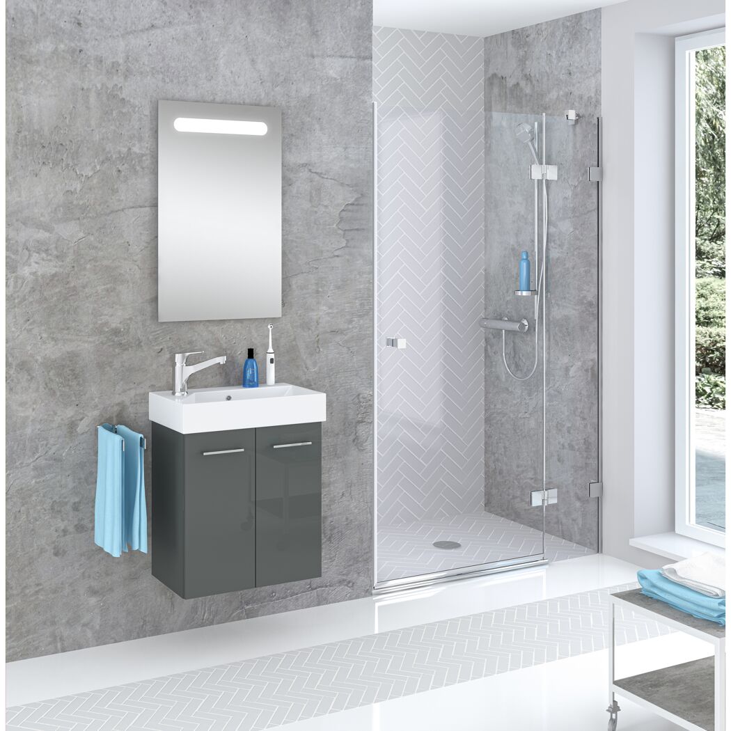 Modernes Badezimmer mit Dusche und Waschbecken
