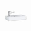 Weißes Waschbecken mit Armatur