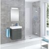 Modernes Badezimmer mit Dusche und Waschbecken