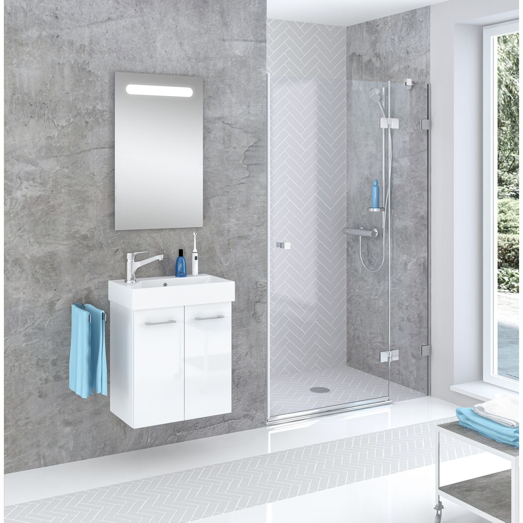 Modernes Badezimmer mit Dusche und Waschbecken