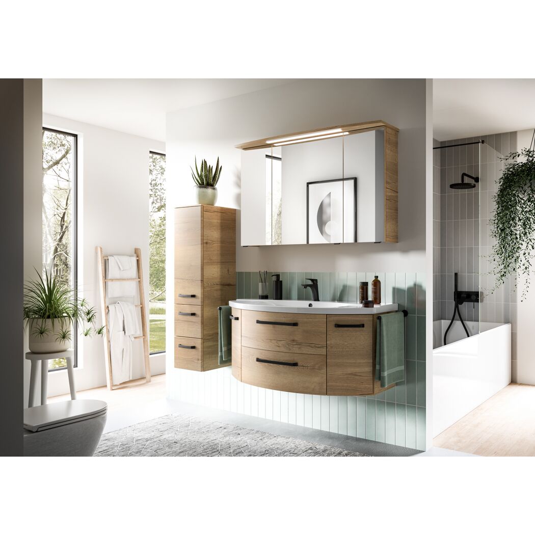 Modernes Badezimmer mit Waschbecken und Dusche