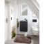 Kleines Badezimmer mit Waschbecken und Toilette