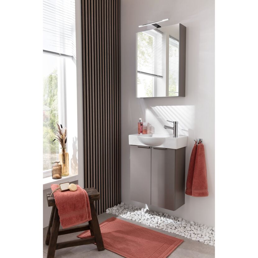 Badezimmermöbel mit Waschbecken und Spiegel