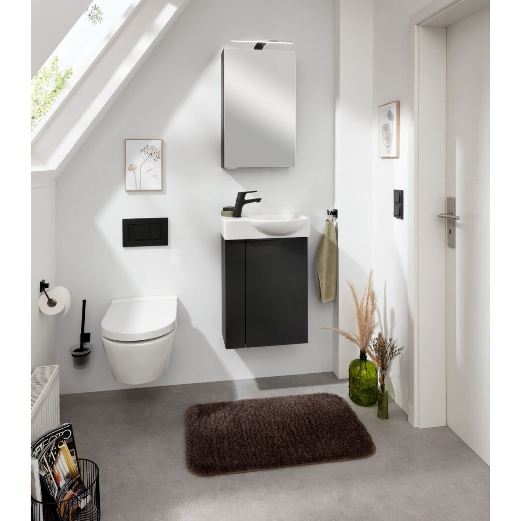 Modernes Badezimmer mit schwarzen Akzenten