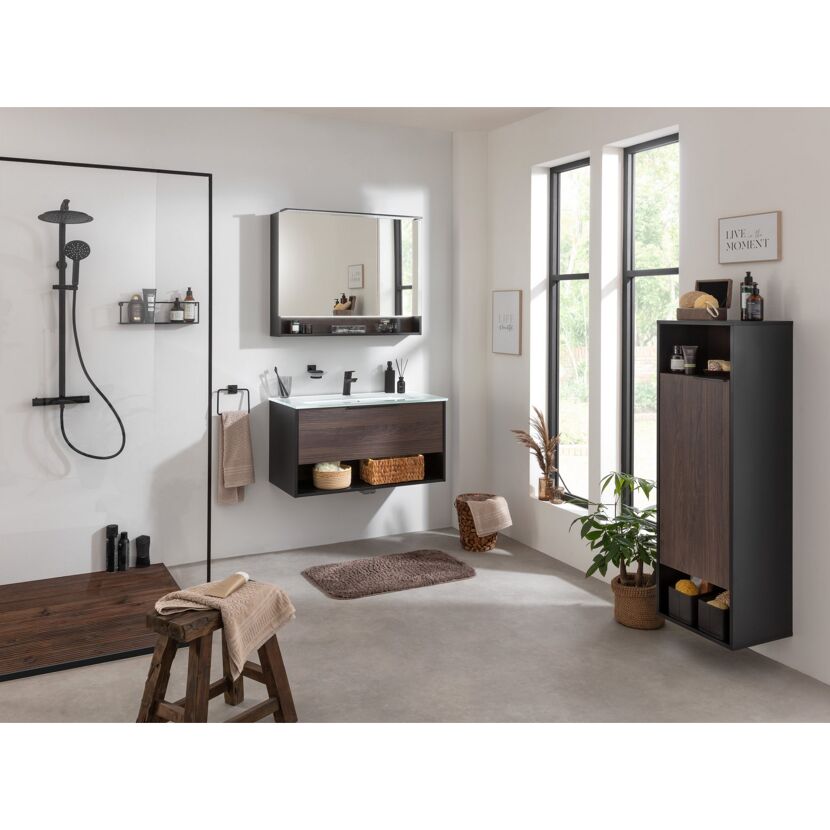Modernes Badezimmer mit schwarzen und hölzernen Akzenten.