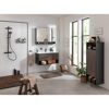Modernes Badezimmer mit schwarzen Armaturen