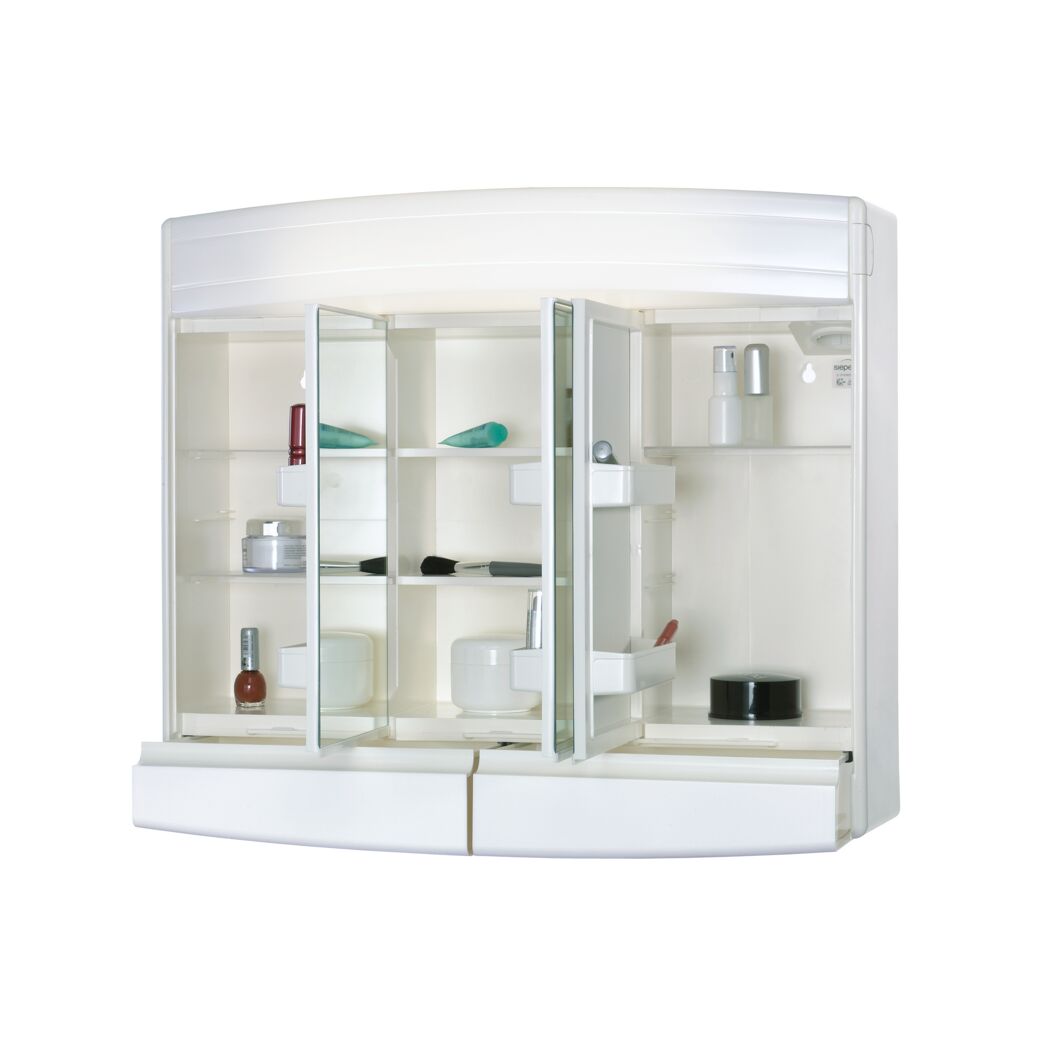 Weißer Spiegelschrank mit geöffneten Türen und Kosmetikartikeln.