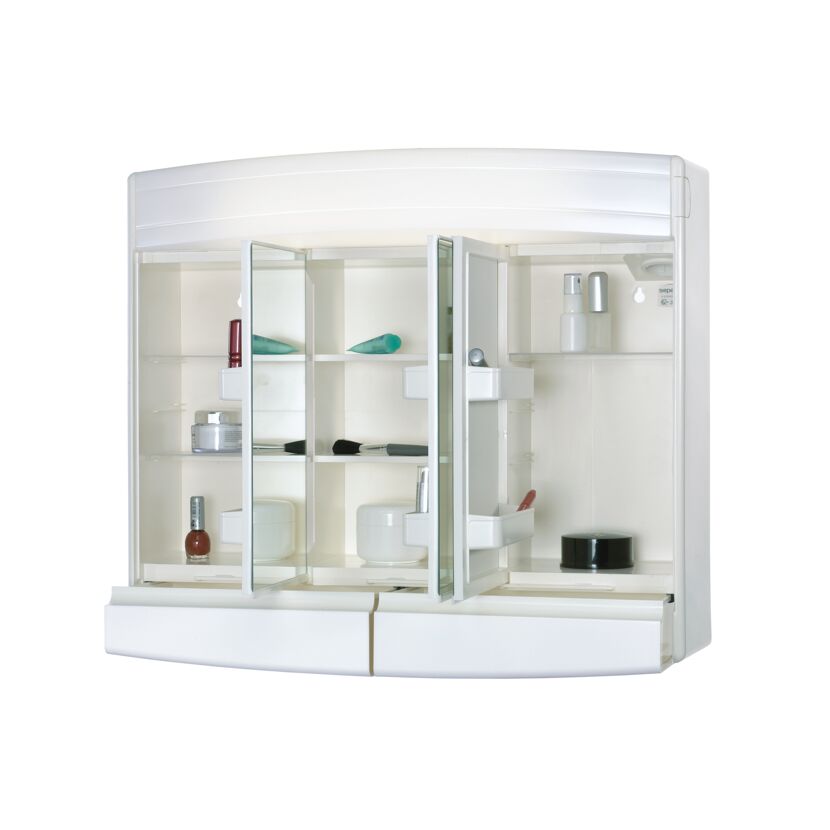 Weißer Spiegelschrank mit geöffneten Türen und Kosmetikartikeln.