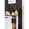 Weißer Badezimmerschrank mit Korb und Vasen