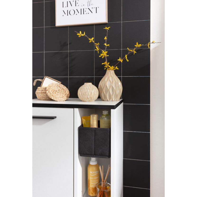 Weißer Badezimmerschrank mit Korb und Vasen