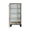 Offener Holzschrank mit Glasregalen